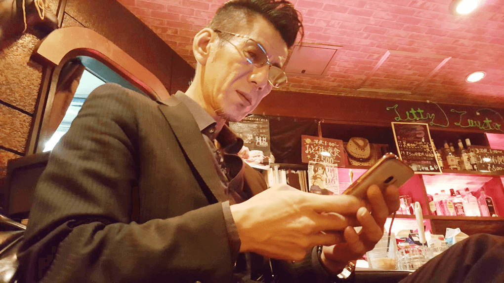 写真はスマホをいじる堂山鉄心