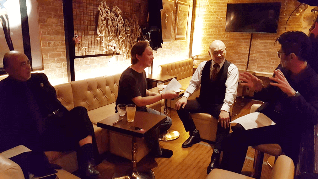 写真は左から蒼月流、筆者、おとなわ、堂山鉄心