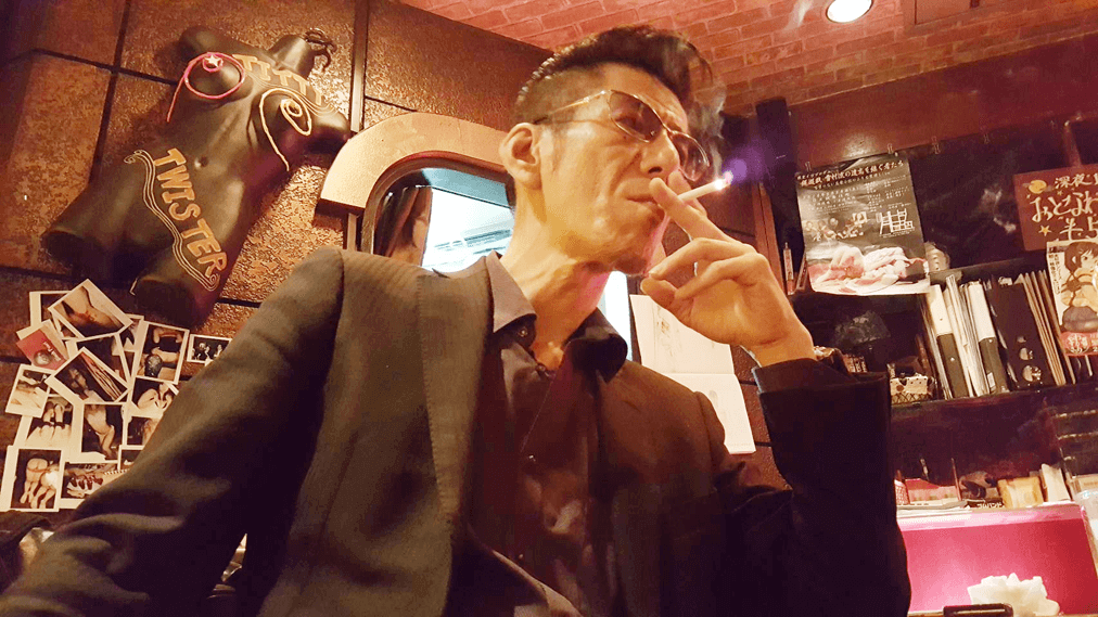 タバコを吸う堂山鉄心