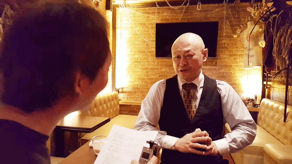 左は筆者、右はおとなわ